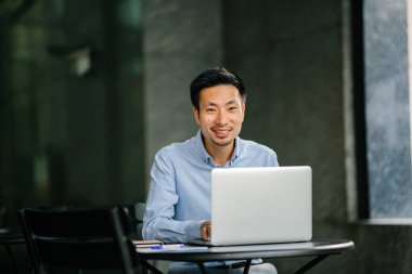 Genç bir profesyonel (avukat, bankacı, muhasebeci, vb) profesyonel kafa vurdu. O gün içinde güvenle gülümseyen ve profesyonel bir gömlek giymiş. 