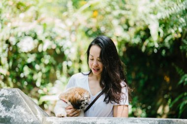 Parkta onun shih tzuh köpek olan bir genç, çekici pan Asya kadın portresi. Onlar ortasında bir yürüyüş ve neşeli ve rahat görünüyorlar.