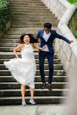 Genç ırklararası çift (Hintli adam, Çinli kadın) Fort Canning Parkı, Singapur'da düğün fotoğraf çekmek. 
