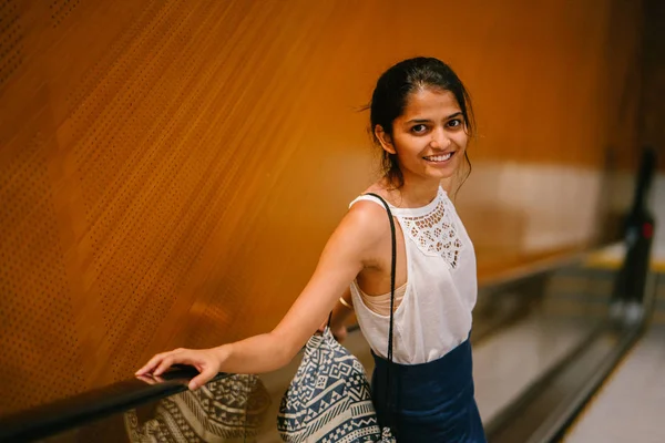 Joven Mujer India Mujer Negocios Asiática Mirando Fuera Durante Descanso — Foto de Stock