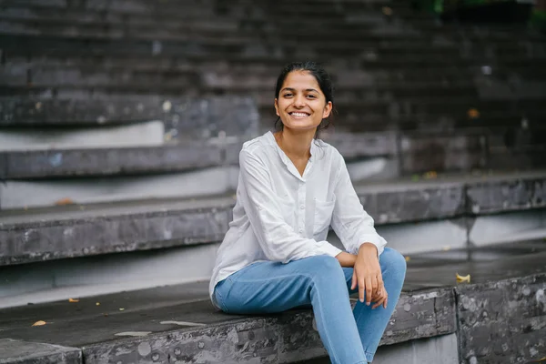 Retrato Sincero Una Joven Atractiva Sonriente Escalones Grises India Asiática — Foto de Stock