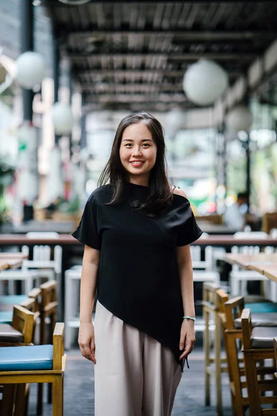 Retrato Una Joven Atractiva Chica Asiática Vestida Casual Negocios Para — Foto de Stock