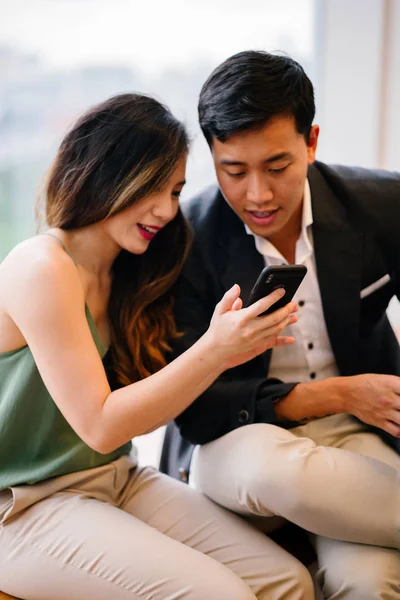 Dois Profissionais Chinês Asiático Homem Mulher Com Telefone — Fotografia de Stock