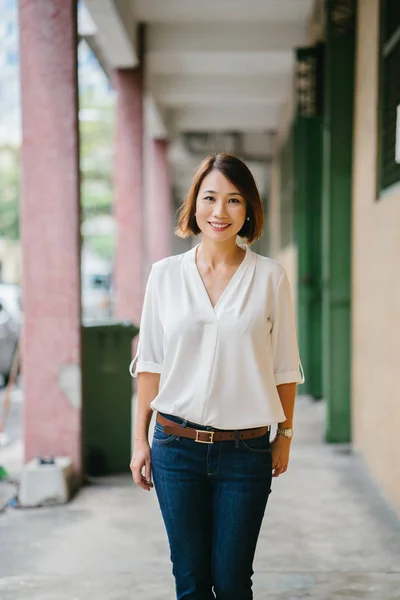 Retrato Una Atractiva Asiática China Apoyada Una Pared Color Amarillo — Foto de Stock