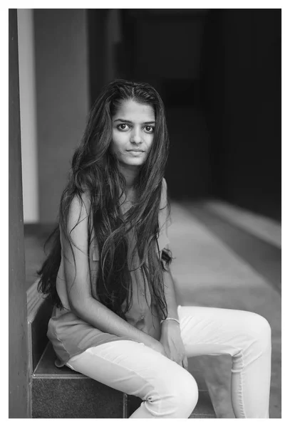 Svartvita Porträtt Unga Och Attraktiva Indisk Kvinna — Stockfoto
