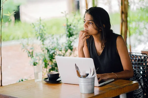 Retrato Franco Una Atractiva Joven Mujer Profesional Asiática India Que — Foto de Stock