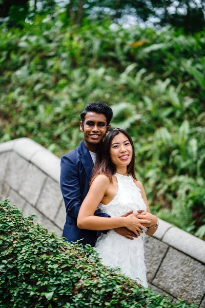 在亚洲 一个有吸引力的情侣在公园里站在一起 他们正在拍婚礼照片 一个是印度男人 另一个是中国女人 — 图库照片