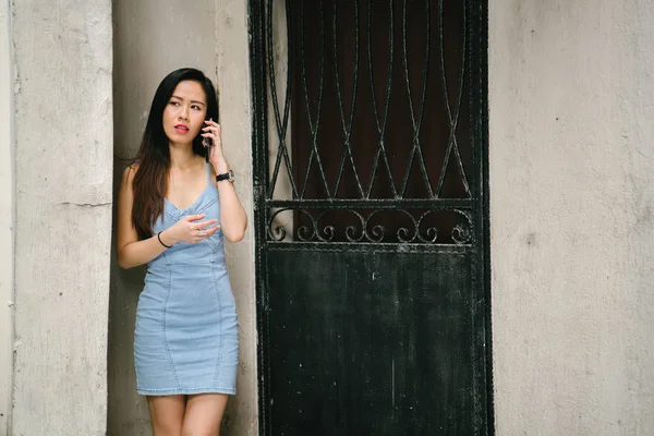 Портрет Молодой Фотогеничной Привлекательной Китаянки Смартфоном Ожидании Свидания Улице Азии — стоковое фото
