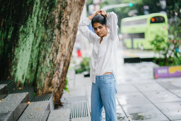 Attraktive Und Junge Indianerin Die Tagsüber Einem Baum Der Stadt — Stockfoto