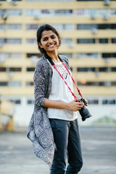 Retrato Atractiva Joven Turista India Caminando Con Cámara — Foto de Stock