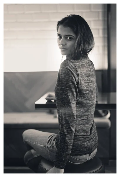 Retrato Una Mujer Asiática India Joven Elegante Suéter Café Cálido — Foto de Stock