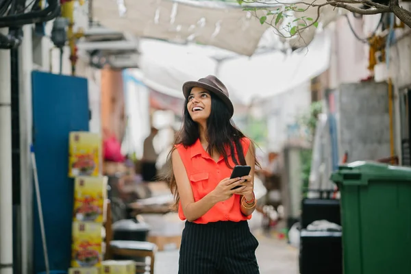 Módní Stylové Mladá Indická Asijská Žena Mluví Svém Smartphonu Den — Stock fotografie