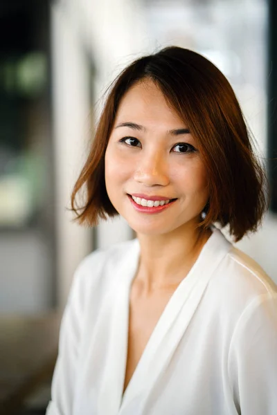 Kafede Asya Bir Çinli Kadın Yöneticisi Portresi — Stok fotoğraf