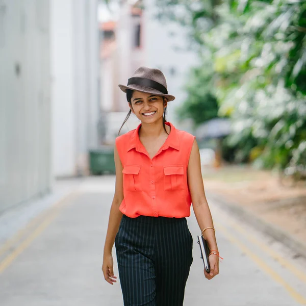 Jovem Indiana Asiática Fashionista Caminha Rua Abaixo Ásia Ela Está — Fotografia de Stock