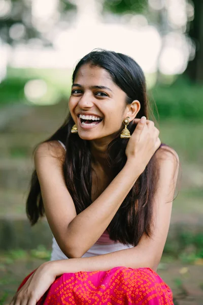 Retrato Una Atractiva Joven Mujer India Asiática Sentada Parque Durante — Foto de Stock