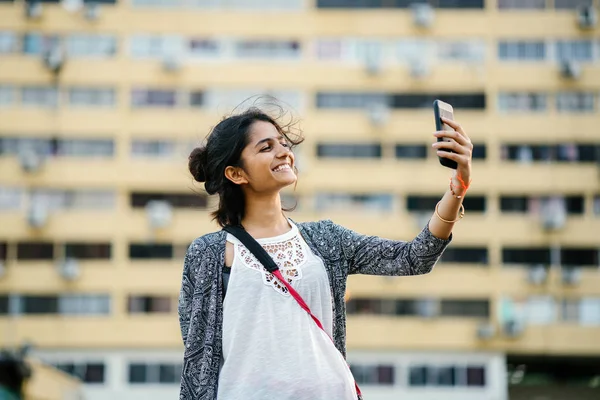 Portrét Atraktivních Mladých Indian Lady Turistické Pěší Ulice Jejím Telefonem — Stock fotografie