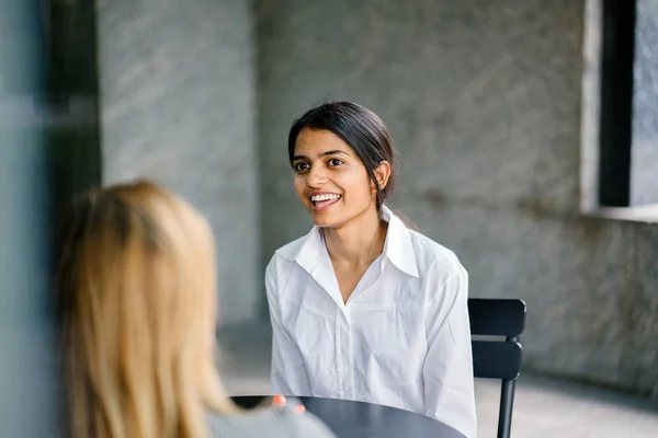 Joven Atractiva Mujer India Asiática Está Entrevistando Para Trabajo Ella — Foto de Stock