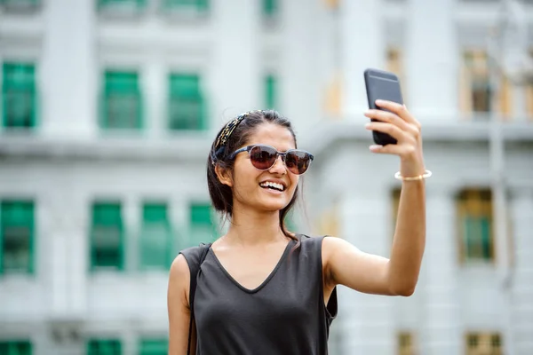 Mladá Indiánka Bere Selfie Fotografie Sama Svém Smartphonu Panorama Pozadí — Stock fotografie