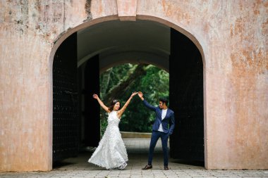  bir takım elbise dansları yakışıklı Hintli adam gün boyunca Asya'da bir parkta Çin onun nişanlısı ile. Irklararası çift yeni nişanlı ve alarak düğün fotoğrafları parkta olduğunu.