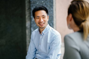 Farklı bir takım iki arkadaşları ofislerine veya şehrin uzayda coworking gün bir tartışma var. Onlar profesyonel olarak giyinmiş ve gülümseyen ve speak olarak güneşin tadını.