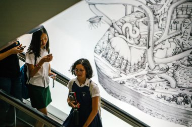  yürüyen merdiven Singapur kullanan kişiler.