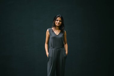 Samimi bir genç kadının portresi. Genç Hintli Bayan profesyonel olarak çekici ve giyinmiş ve kendinden emin, sakin ve rahat. 