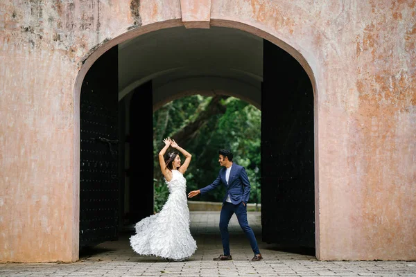  bir takım elbise dansları yakışıklı Hintli adam gün boyunca Asya'da bir parkta Çin onun nişanlısı ile. Irklararası çift yeni nişanlı ve alarak düğün fotoğrafları parkta olduğunu.