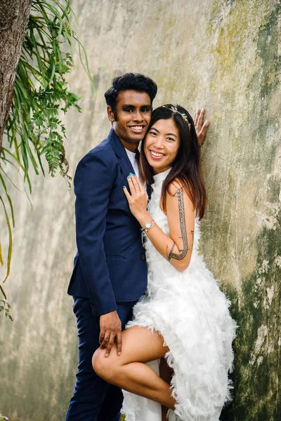 Interracial Jegyespár Indiai Férfi Kínai Jelentenek Esküvői Fényképeket Egy Parkban — Stock Fotó