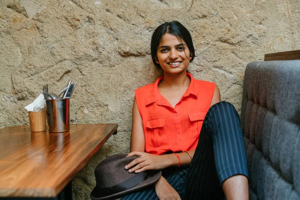 Retrato Una Joven Atractiva Mujer Asiática India Sonriendo Cámara Ella —  Fotos de Stock