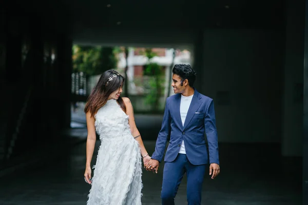 Porträt Eines Jungen Gemischtrassigen Paares Beim Heiraten Ein Indischer Mann — Stockfoto