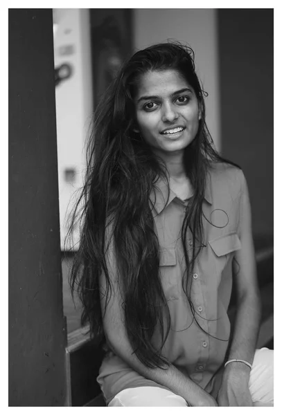 Černobílý Portrét Mladé Atraktivní Indiánka — Stock fotografie