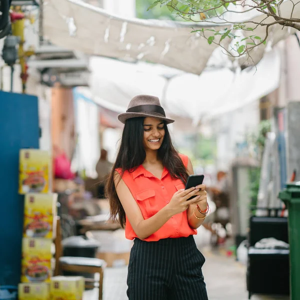 Módní Stylové Mladá Indická Asijská Žena Mluví Svém Smartphonu Den — Stock fotografie