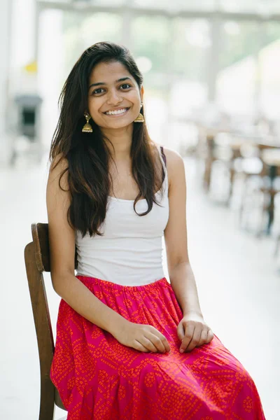 Atraktivní Indická Asijská Žena Nosí Autentické Indické Oblečení Náušnice Ona — Stock fotografie