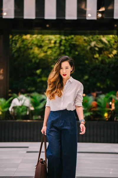 Retrato Una Joven China Singapurense Mujer Asiática Ejecutiva Caminando Aire — Foto de Stock