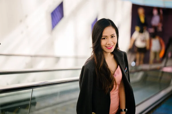 Mulher Asiática Chinesa Jovem Elegante Moda Uma Escada Rolante Ela — Fotografia de Stock