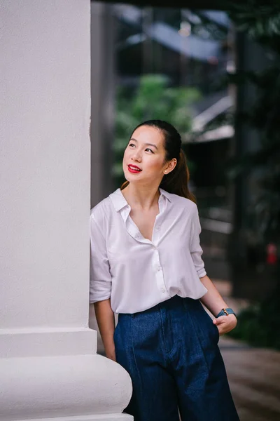 Una Joven China Singapurense Descansa Relaja Contra Pared Ciudad Singapur — Foto de Stock