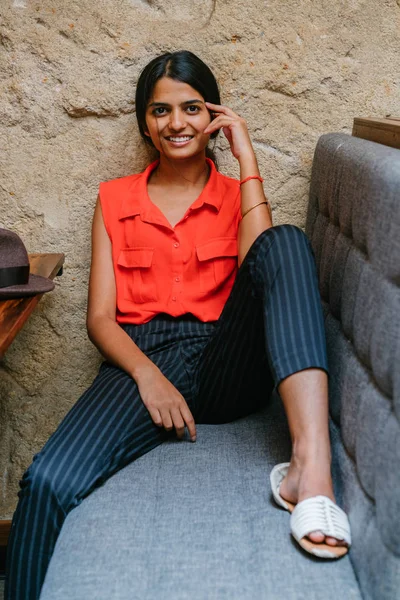 Retrato Una Joven Atractiva Mujer Asiática India Sonriendo Cámara Ella —  Fotos de Stock