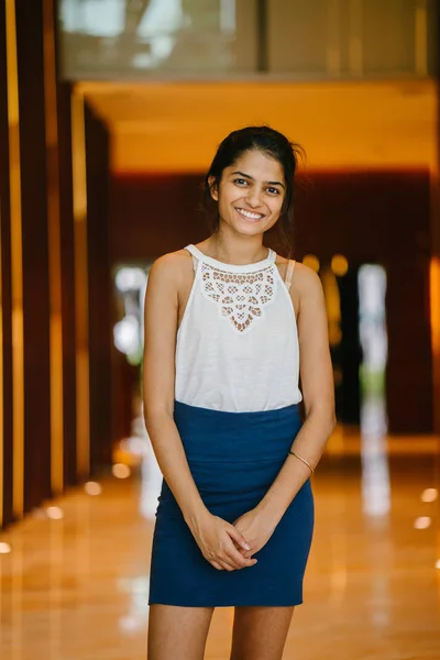 Mladé Samice Indické Asijské Podnikatelka Pohledu Mimo Během Jejího Přerušení — Stock fotografie