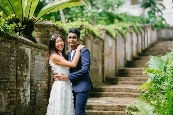 Pareja Interracial Hombre Indio Mujer China Posan Para Foto Boda — Foto de Stock