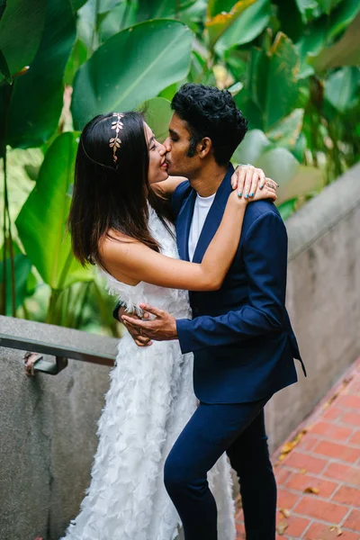 Casal Atraente Raças Diferentes Estão Juntos Parque Dia Ásia Estão — Fotografia de Stock