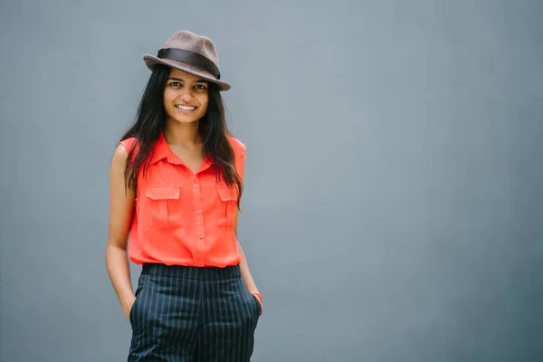 Retrato Una Joven Atractiva Estudiante Moda Asiática India Ella Sonríe — Foto de Stock