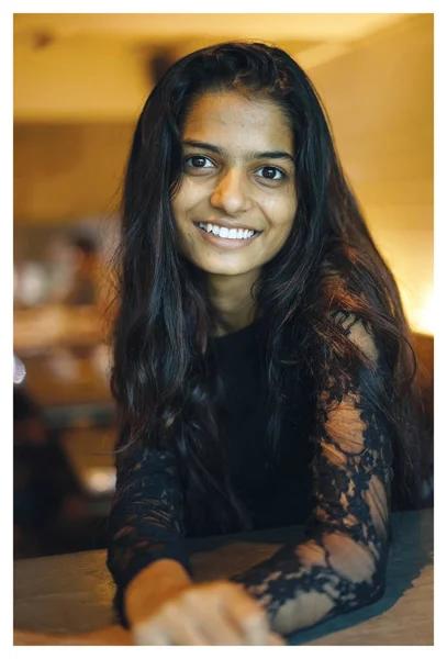 Retrato Una Atractiva Joven Mujer Asiática India Café Lleva Elegante —  Fotos de Stock