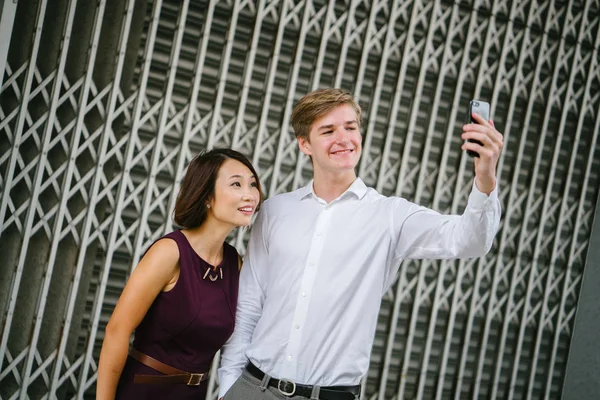 Casal Culturas Mistas Tirar Uma Selfie Dia Contra Grades Metal — Fotografia de Stock