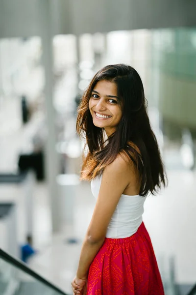 Bonita Indiana Asiática Feminina Vestindo Roupas Tradicionais Indianas — Fotografia de Stock