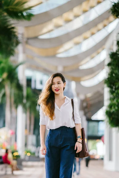 Retrato Una Joven China Singapurense Mujer Asiática Ejecutiva Caminando Aire — Foto de Stock