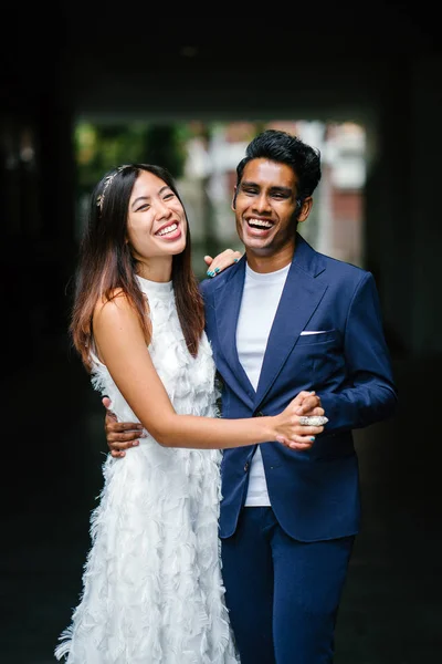 Porträt Eines Jungen Gemischtrassigen Paares Beim Heiraten Ein Indischer Mann — Stockfoto