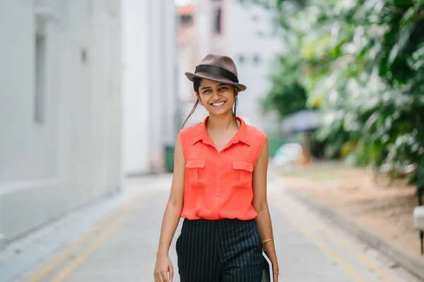 亚洲的印度小时尚走在街上 她穿着考究 微笑着大步走下小巷 — 图库照片