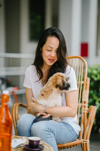 Joven Pan Mujer Asiática Disfruta Fin Semana Con Mascota Shih — Foto de Stock