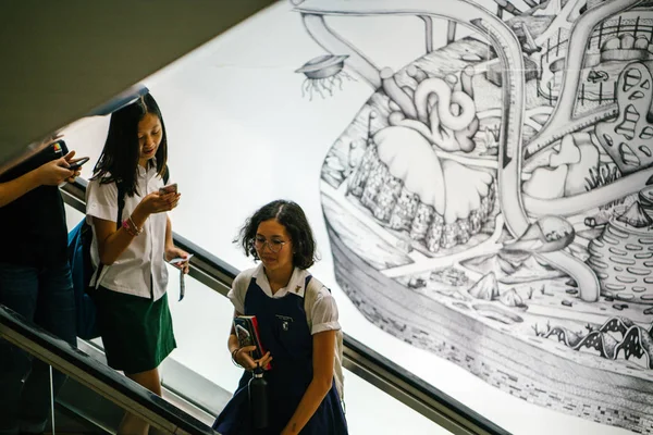  yürüyen merdiven Singapur kullanan kişiler.