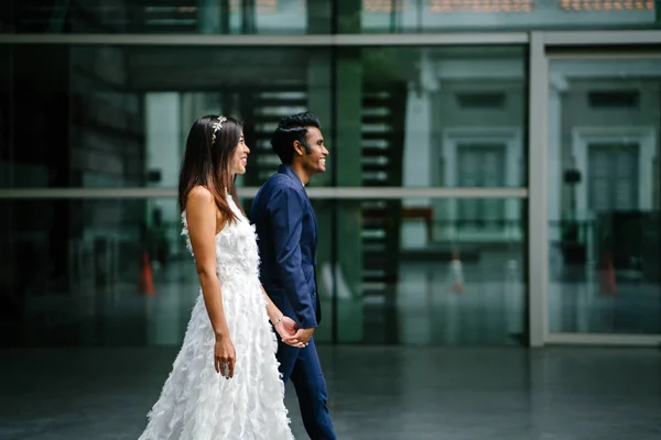 Retrato Espontâneo Jovem Casal Interracial Fotogênico Que Caminha Pelas Ruas — Fotografia de Stock